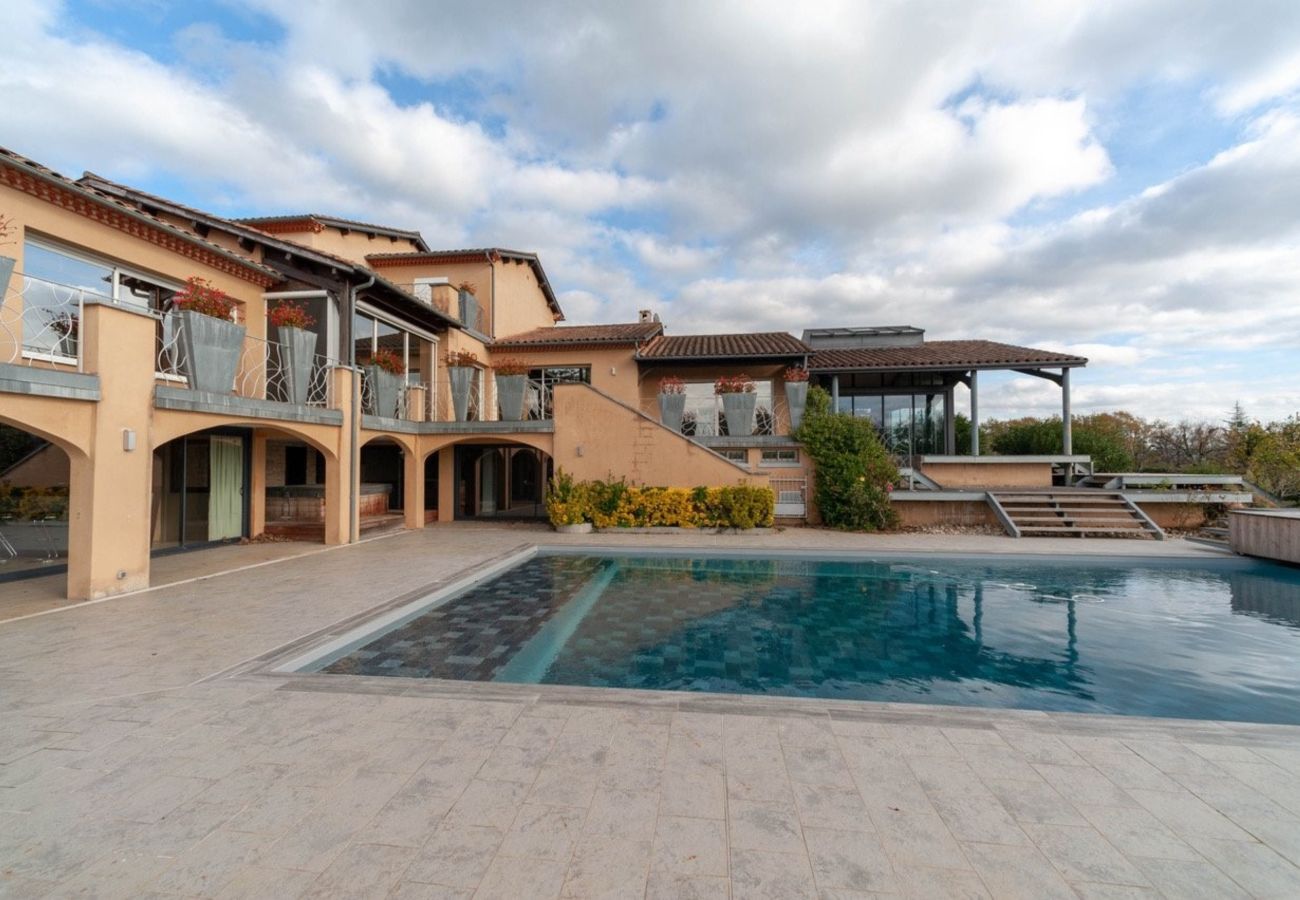 Villa in Capdenac - La Villa Bleue, piscine privée