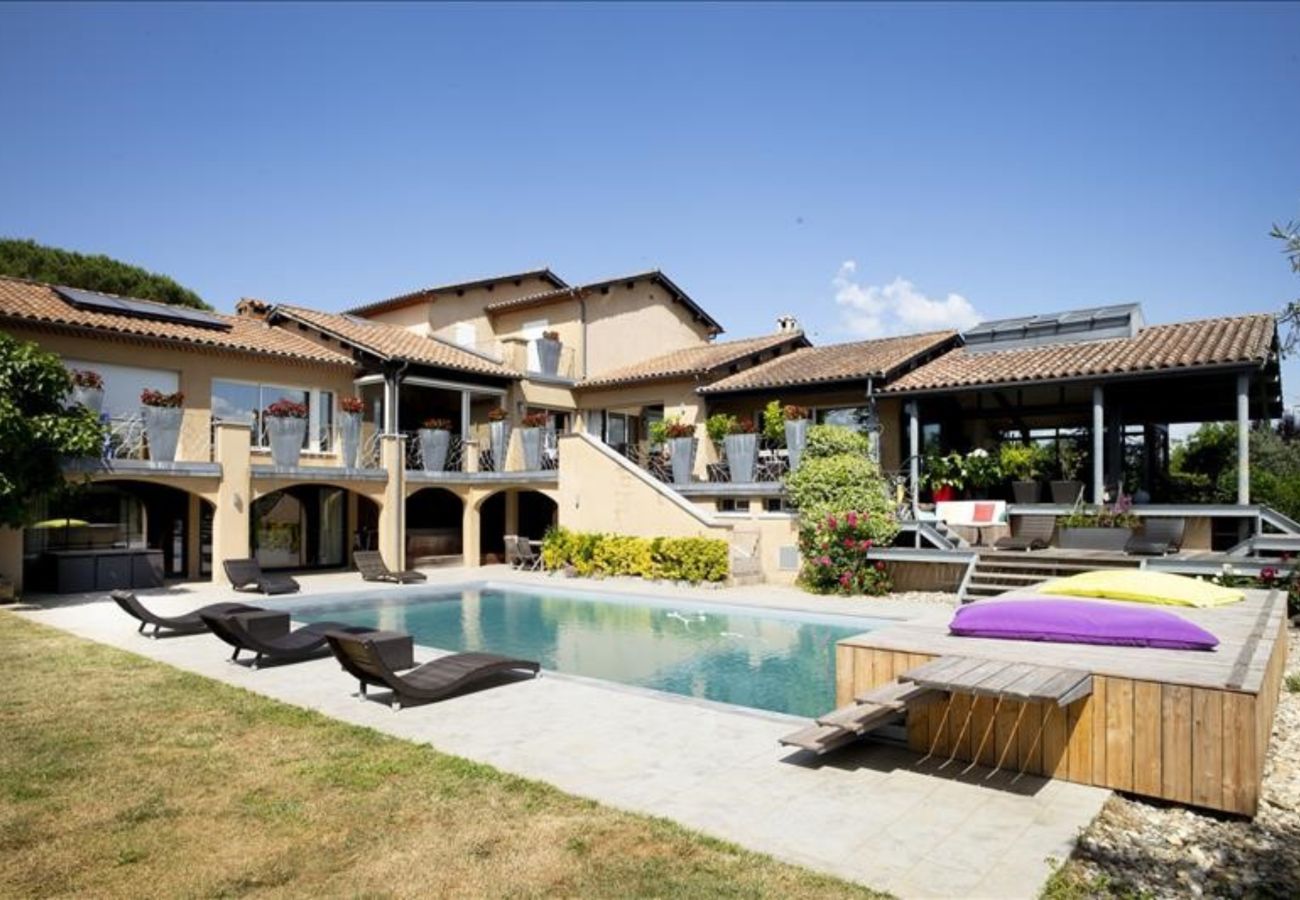 Villa in Capdenac - La Villa Bleue, piscine privée