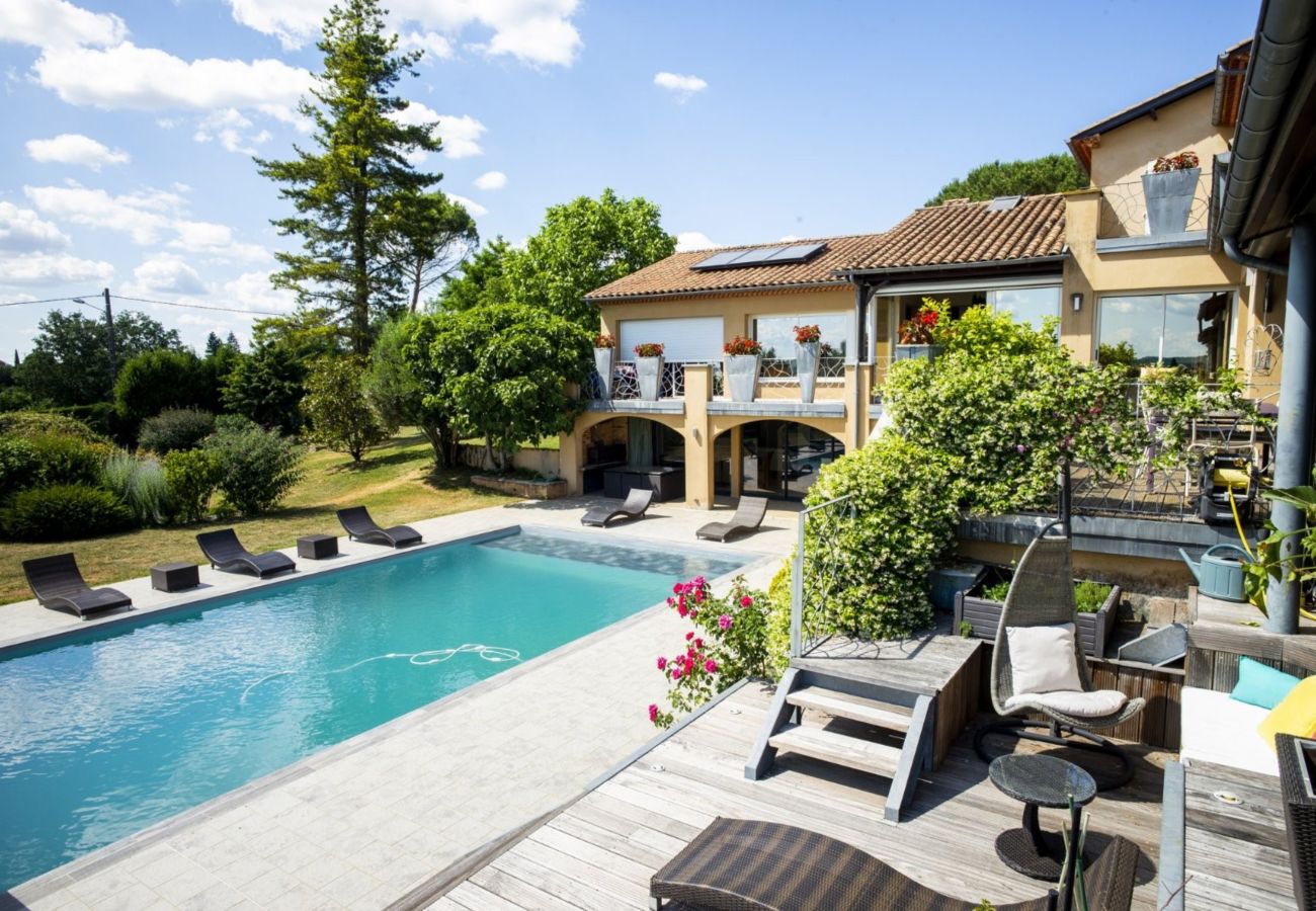Villa in Capdenac - La Villa Bleue, piscine privée